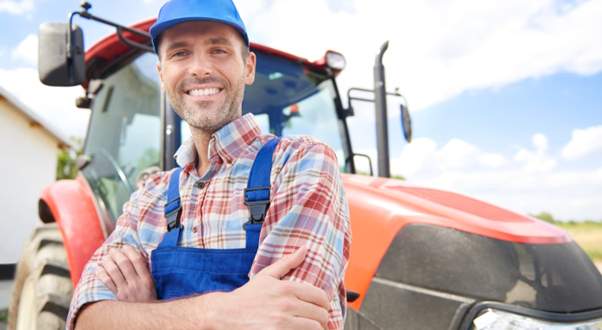 Pracovné montérky pre poľnohospodárov: Ako zvládať náročné počasie a terén