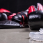 Z čoho sa vyrábajú chrániče zubov?