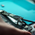 Technik v servise Itya opravujúci iPhone s profesionálnym vybavením a originálnymi náhradnými dielmi.