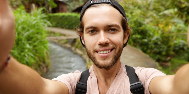 Mladý tvorca obsahu si robí selfie v prírode – inšpirácia pre kreatívnu prácu.