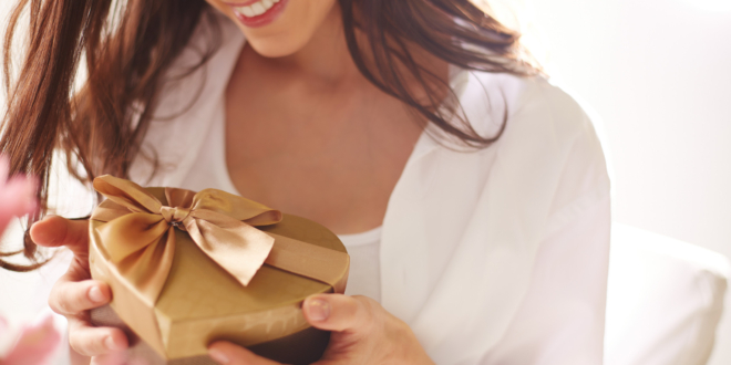 Muž vyberá darček pre ženu podľa jej štýlu a preferencií.