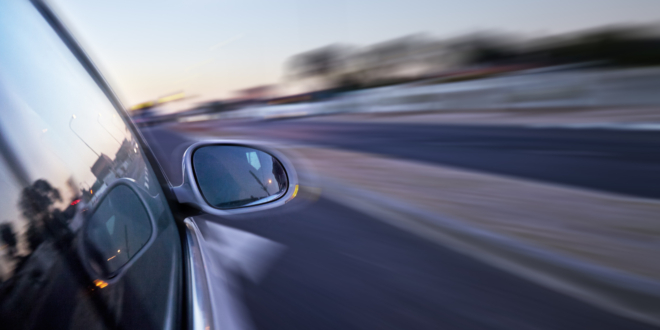 Mechanik ukazuje na ošúchanú bočnú hranu pneumatiky, ktorá svedčí o rýchlom prejazde zákrutami a dynamickom štýle jazdy.