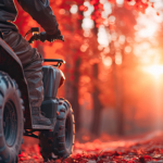 Jazdec bezmocne stojaci pri pokazenej štvorkolke uprostred blatistého terénu, ilustrujúci následky zanedbanej údržby.