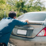 Kontrola pneumatík na aute pri hľadaní príčiny nestability vozidla